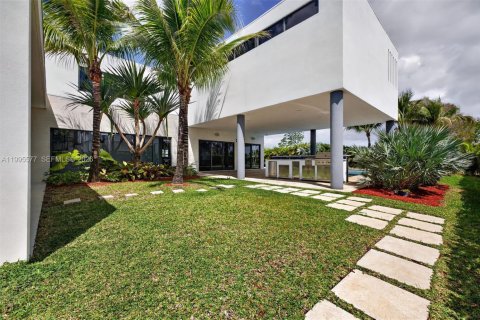 House in Weston, Florida 5 bedrooms, 498.7 sq.m. № 2065174 - photo 25