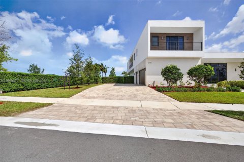 House in Weston, Florida 5 bedrooms, 498.7 sq.m. № 2065174 - photo 3