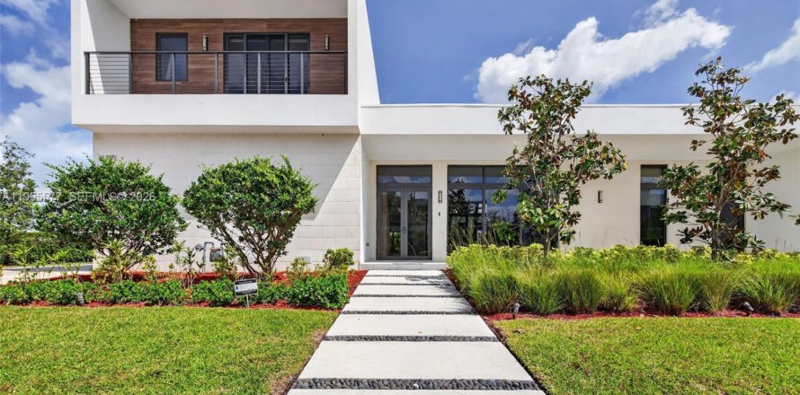 House in Weston, Florida 5 bedrooms, 498.7 sq.m. № 2065174