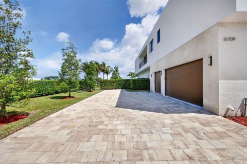 House in Weston, Florida 5 bedrooms, 498.7 sq.m. № 2065174 - photo 8