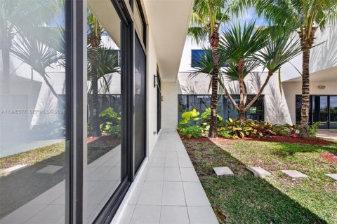 House in Weston, Florida 5 bedrooms, 498.7 sq.m. № 2065174 - photo 26