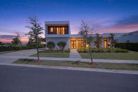 House in Weston, Florida 5 bedrooms, 498.7 sq.m. № 2065174 - photo 5