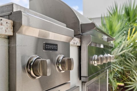 House in Weston, Florida 5 bedrooms, 498.7 sq.m. № 2065174 - photo 23