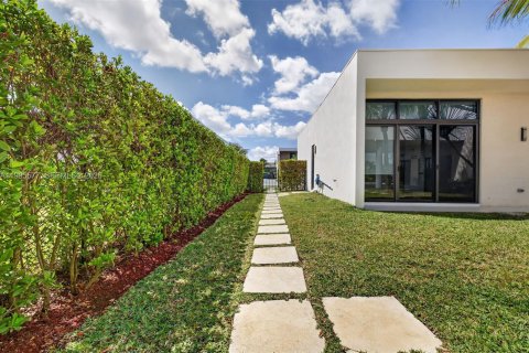 House in Weston, Florida 5 bedrooms, 498.7 sq.m. № 2065174 - photo 24