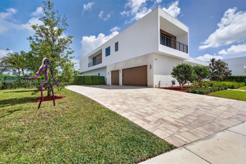 House in Weston, Florida 5 bedrooms, 498.7 sq.m. № 2065174 - photo 2