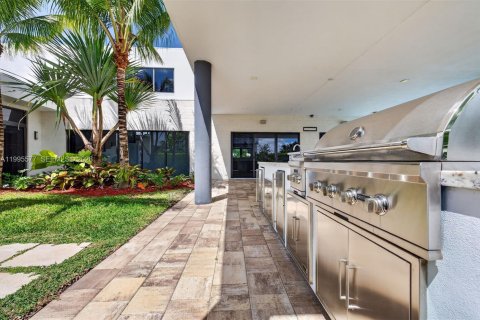 House in Weston, Florida 5 bedrooms, 498.7 sq.m. № 2065174 - photo 21