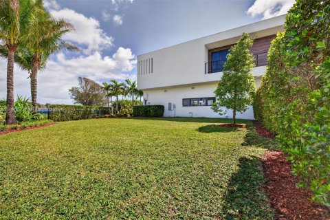 House in Weston, Florida 5 bedrooms, 498.7 sq.m. № 2065174 - photo 11