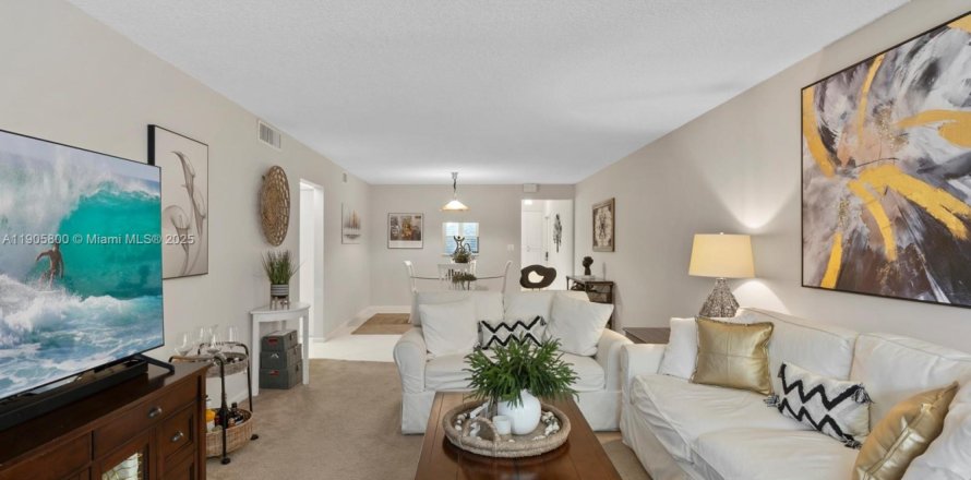 Кондоминиум с 2 спальнями в Коконат Крик, Флорида № 1956421