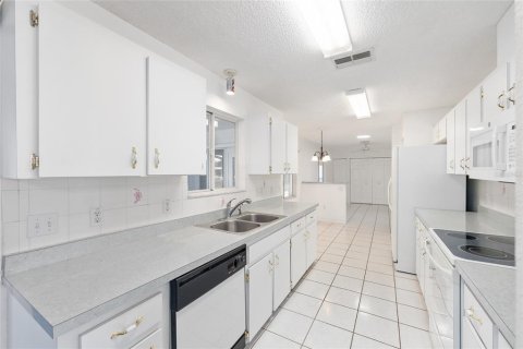 House in Ocala, Florida 2 bedrooms, 128.95 sq.m. № 2224565 - photo 13