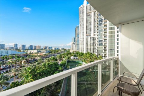 Condo in Sunny Isles Beach, Florida  № 1956905 - photo 13