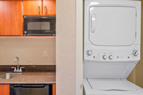 Condo in Sunny Isles Beach, Florida  № 1956905 - photo 4