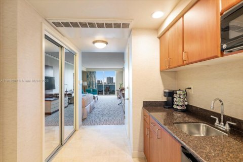 Condo in Sunny Isles Beach, Florida  № 1956905 - photo 6