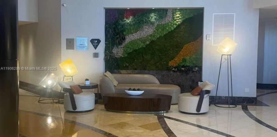 Studio in the Condo in Sunny Isles Beach, Florida  № 1956905