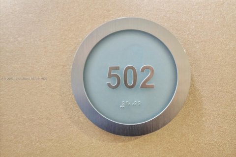 Condo in Sunny Isles Beach, Florida  № 1956905 - photo 5