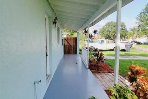 Casa en alquiler en Apollo Beach, Florida, 3 dormitorios, 83.05 m2 № 1869664 - foto 2