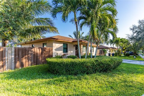 House in Homestead, Florida 3 bedrooms, 111.48 sq.m. № 1953377 - photo 2