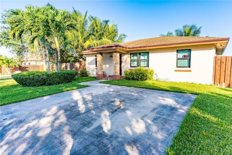 House in Homestead, Florida 3 bedrooms, 111.48 sq.m. № 1953377 - photo 3
