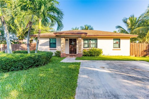 House in Homestead, Florida 3 bedrooms, 111.48 sq.m. № 1953377 - photo 1