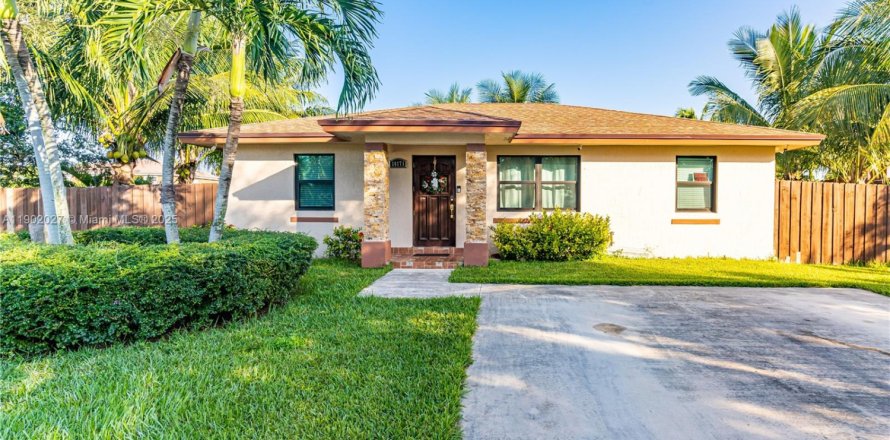 House in Homestead, Florida 3 bedrooms, 111.48 sq.m. № 1953377