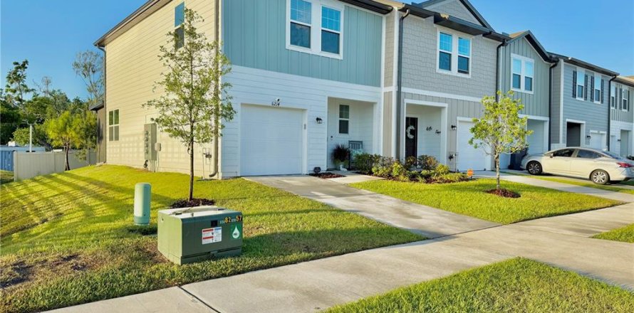 Townhouse in Gibsonton, Florida 3 bedrooms, 136.66 sq.m. № 1901198