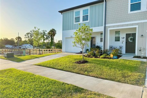 Townhouse in Gibsonton, Florida 3 bedrooms, 136.66 sq.m. № 1901198 - photo 2