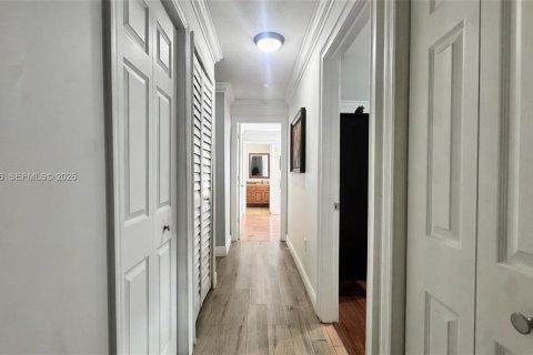 House in Miami, Florida 3 bedrooms, 191.1 sq.m. № 1996178 - photo 20