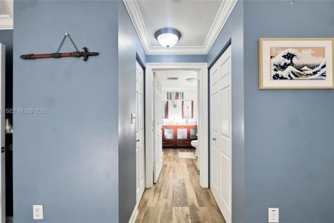 House in Miami, Florida 3 bedrooms, 191.1 sq.m. № 1996178 - photo 12