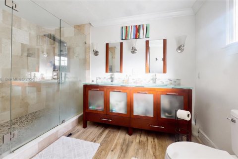 House in Miami, Florida 3 bedrooms, 191.1 sq.m. № 1996178 - photo 13