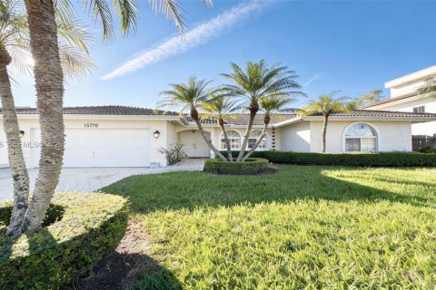 House in Miami, Florida 3 bedrooms, 191.1 sq.m. № 1996178