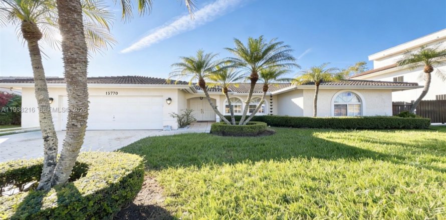 House in Miami, Florida 3 bedrooms, 191.1 sq.m. № 1996178