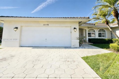 House in Miami, Florida 3 bedrooms, 191.1 sq.m. № 1996178 - photo 3