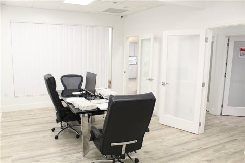 Propiedad comercial en venta en Orlando, Florida, 337.7 m2 № 1849556 - foto 16