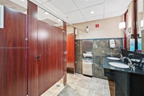 Commercial property in Miami, Florida № 1958080 - photo 22