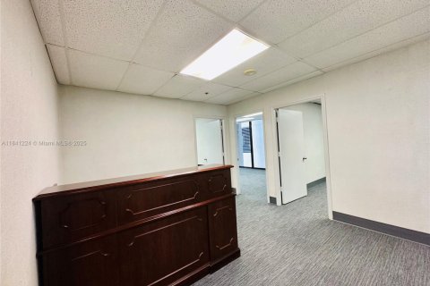 Commercial property in Miami, Florida № 1958080 - photo 10