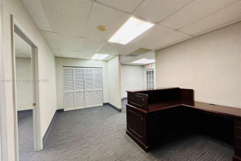 Commercial property in Miami, Florida № 1958080 - photo 11