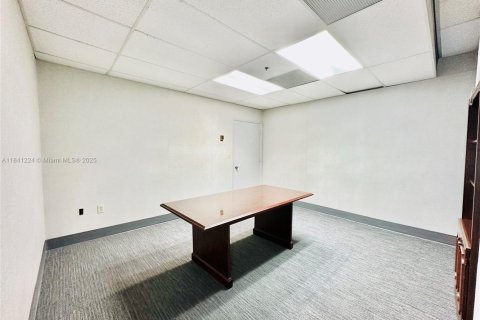 Commercial property in Miami, Florida № 1958080 - photo 20