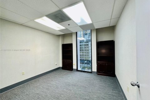 Commercial property in Miami, Florida № 1958080 - photo 16