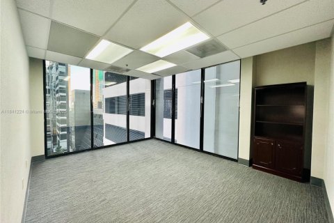 Commercial property in Miami, Florida № 1958080 - photo 12