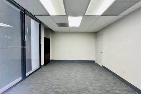 Commercial property in Miami, Florida № 1958080 - photo 15