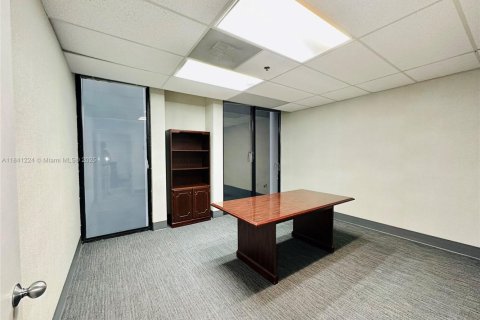 Commercial property in Miami, Florida № 1958080 - photo 19