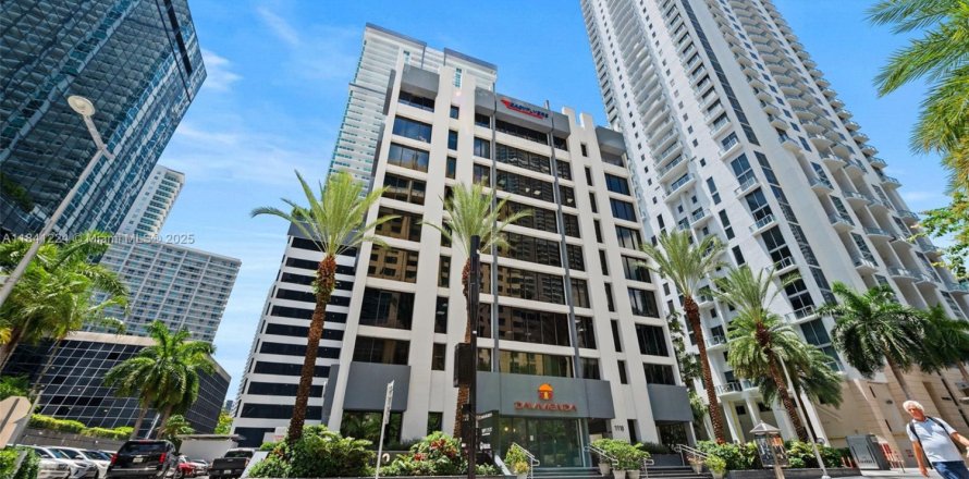 Commercial property in Miami, Florida № 1958080