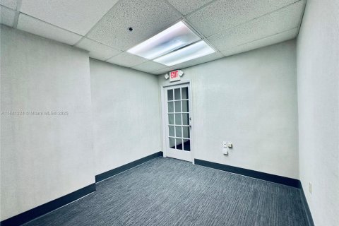 Commercial property in Miami, Florida № 1958080 - photo 9