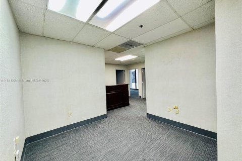 Commercial property in Miami, Florida № 1958080 - photo 8