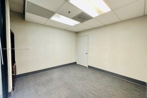 Commercial property in Miami, Florida № 1958080 - photo 18
