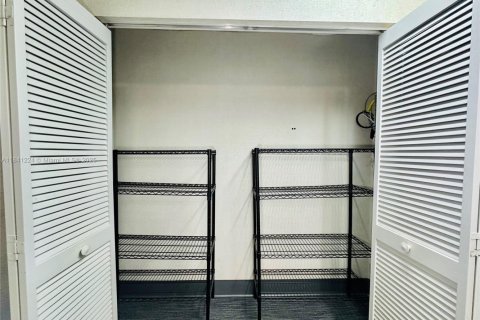 Commercial property in Miami, Florida № 1958080 - photo 21