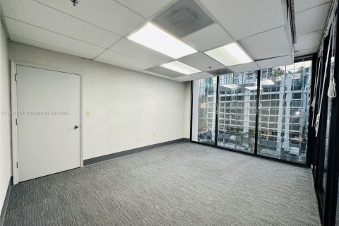 Commercial property in Miami, Florida № 1958080 - photo 13