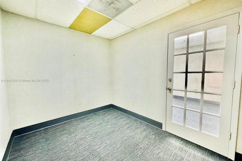 Commercial property in Miami, Florida № 1958080 - photo 7