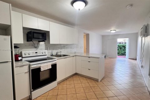 House in Sweetwater, Florida 3 bedrooms, 130.16 sq.m. № 1893283 - photo 11