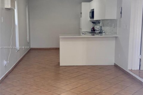 House in Sweetwater, Florida 3 bedrooms, 130.16 sq.m. № 1893283 - photo 10