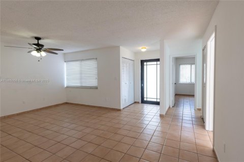 House in Sweetwater, Florida 3 bedrooms, 130.16 sq.m. № 1893283 - photo 2